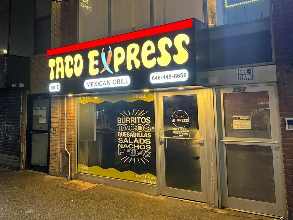 Illuminated 3D restaurant lettering signage